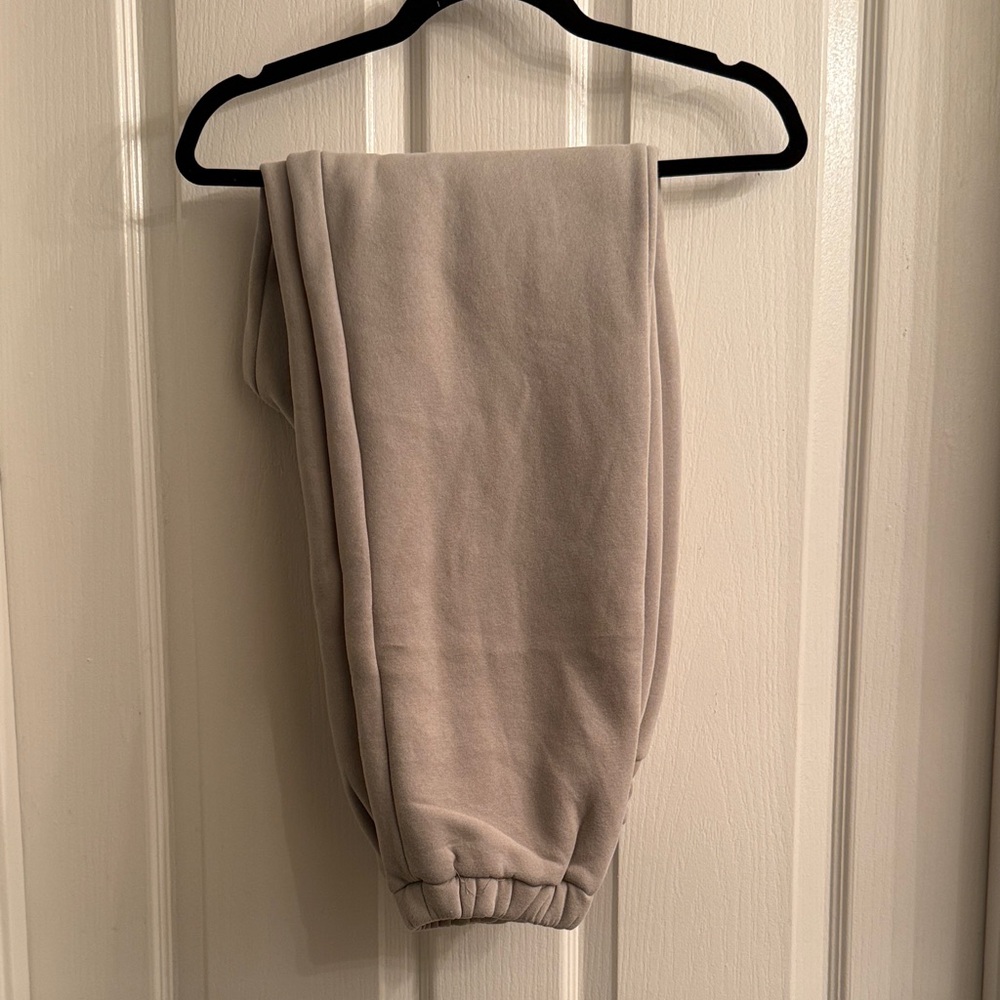 Comfrt Minimalist Sweatsuit Set - Picture 6 of 11